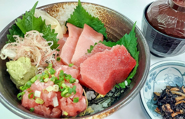 天然鮪の中トロと赤身の二色漬け丼